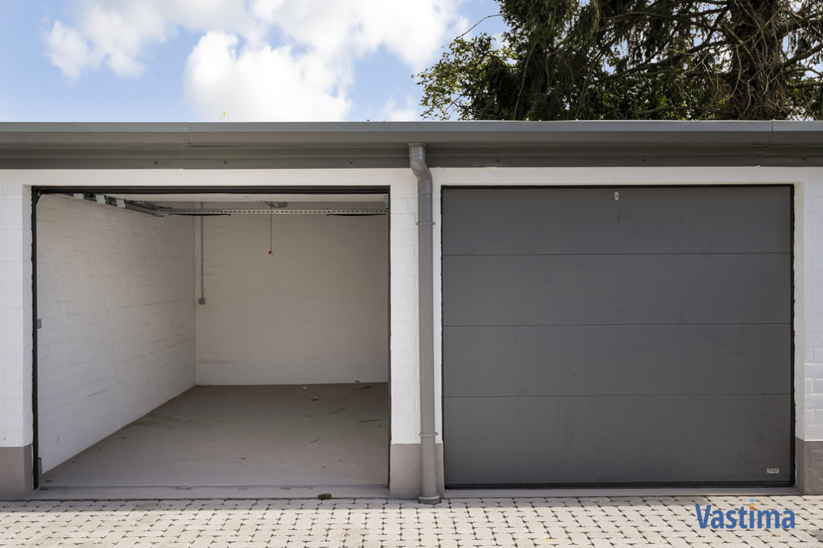 Garage Te koop Aalst - Afgesloten garagebox met sectionale poort te Aalst