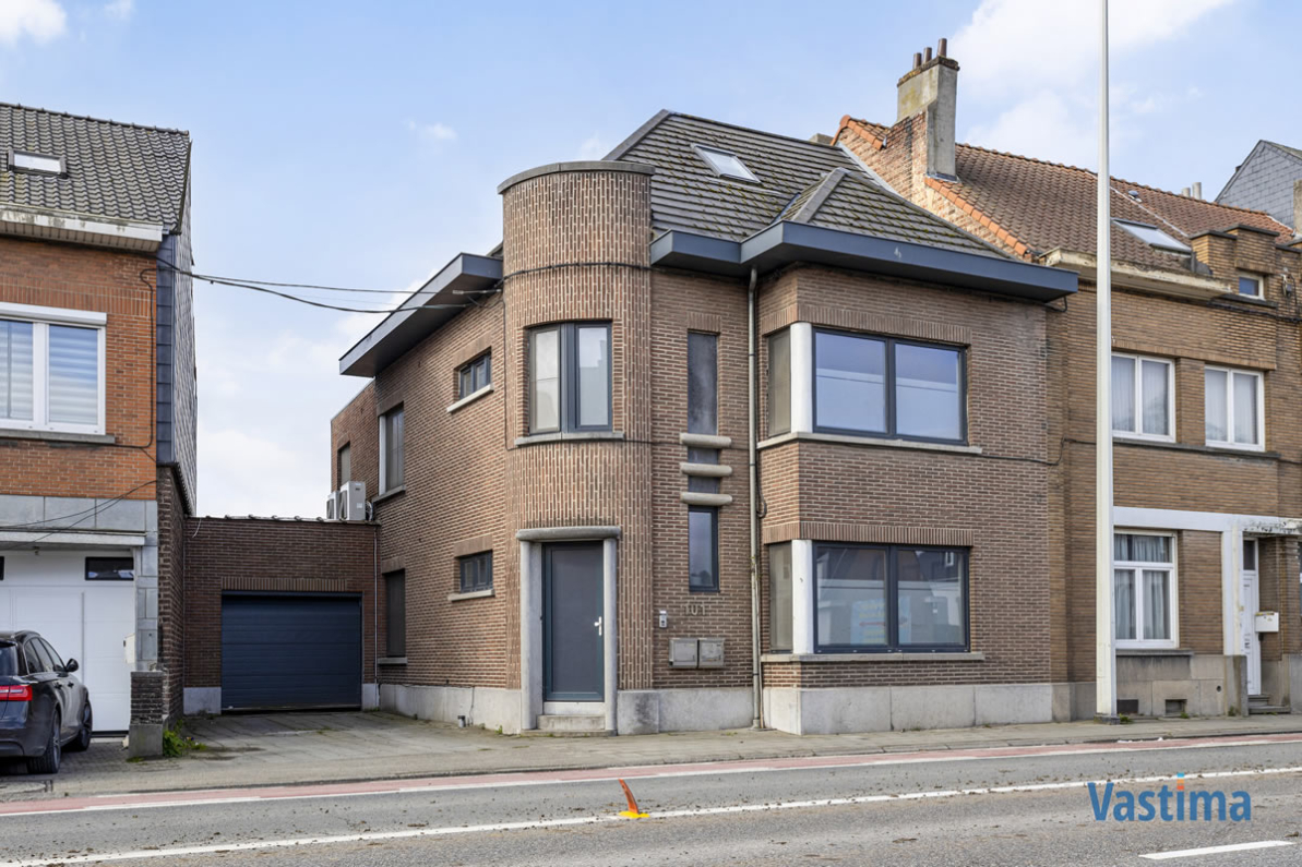 Immo Vastima - Huis Verkocht Asse - Gerenoveerde opbrengsteigendom met 2 appartementen en 4 staanplaatsen