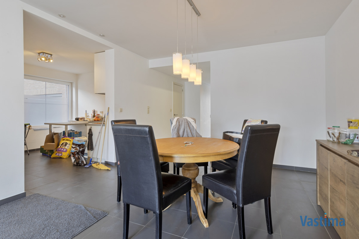 Immo Vastima - Huis Verkocht Asse - Gerenoveerde opbrengsteigendom met 2 appartementen en 4 staanplaatsen