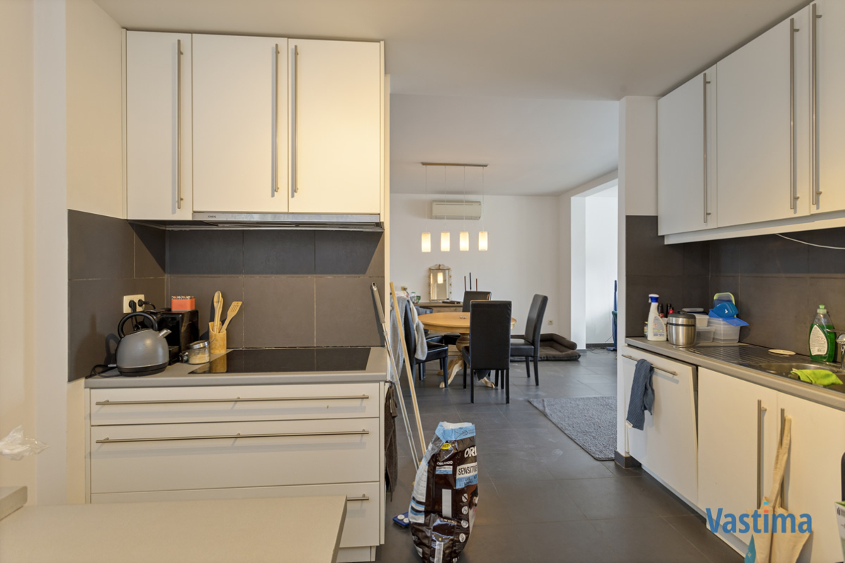 Immo Vastima - Huis Verkocht Asse - Gerenoveerde opbrengsteigendom met 2 appartementen en 4 staanplaatsen