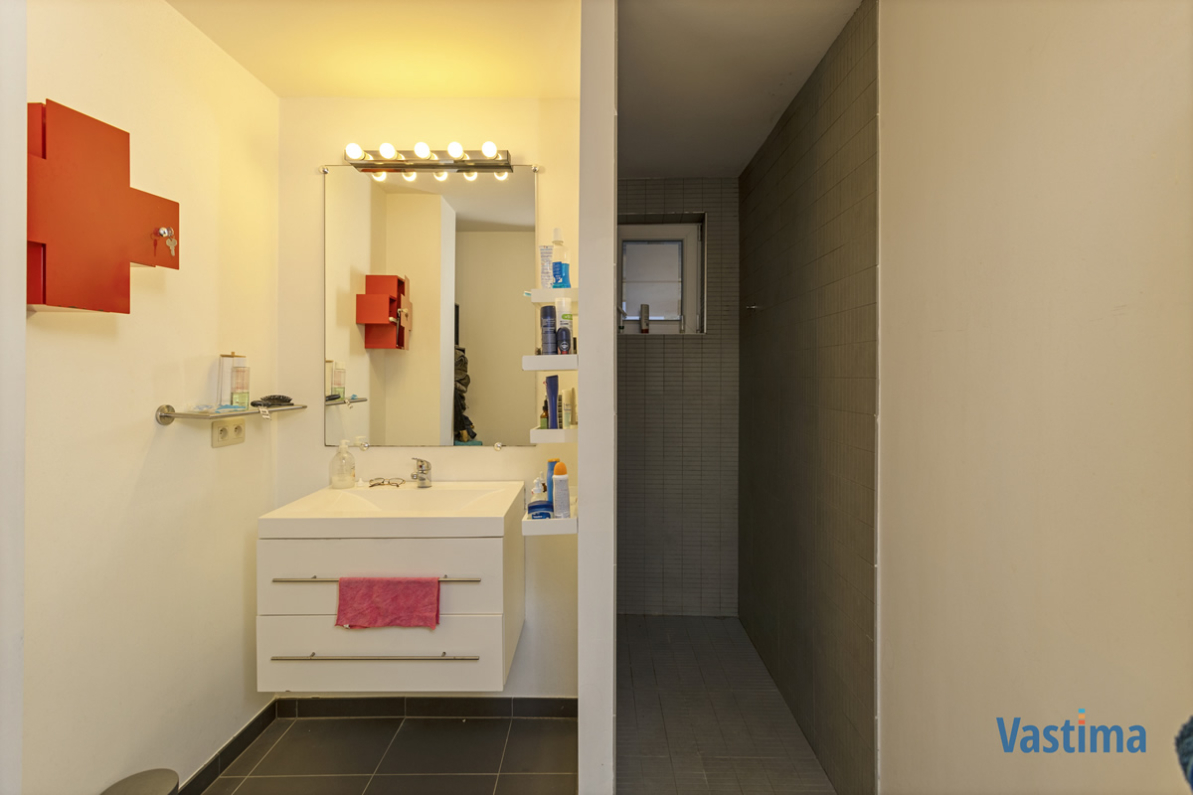 Immo Vastima - Huis Verkocht Asse - Gerenoveerde opbrengsteigendom met 2 appartementen en 4 staanplaatsen