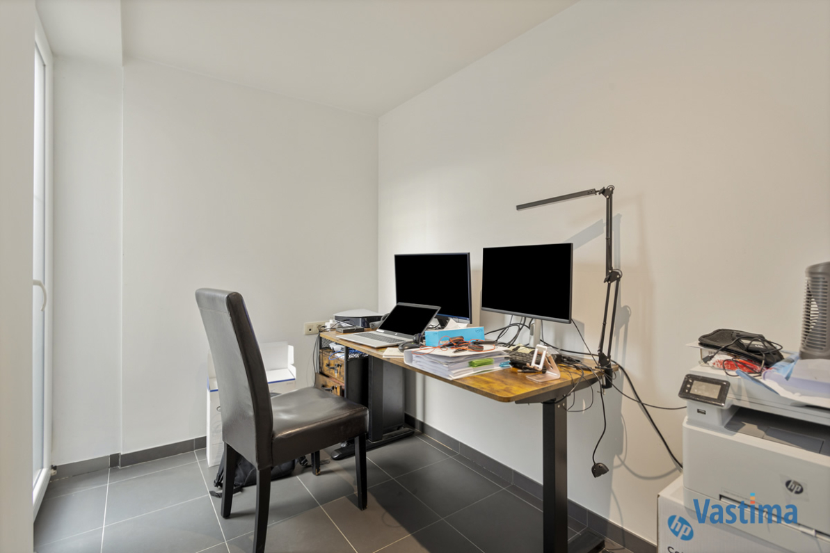 Immo Vastima - Huis Verkocht Asse - Gerenoveerde opbrengsteigendom met 2 appartementen en 4 staanplaatsen
