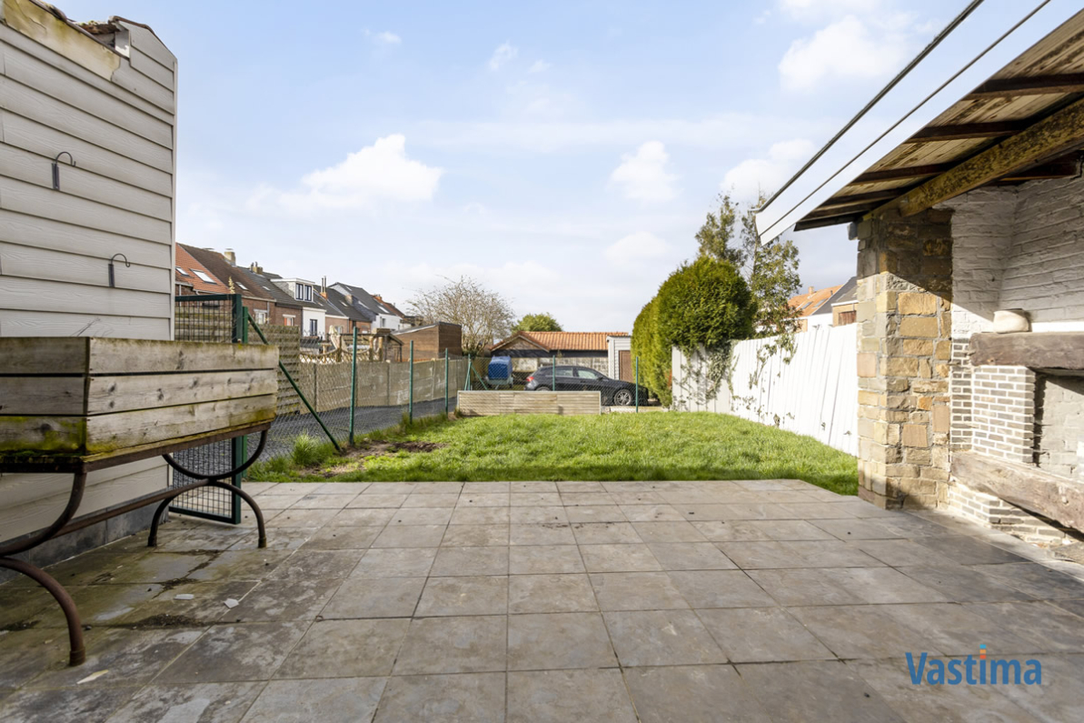 Immo Vastima - Huis Verkocht Asse - Gerenoveerde opbrengsteigendom met 2 appartementen en 4 staanplaatsen