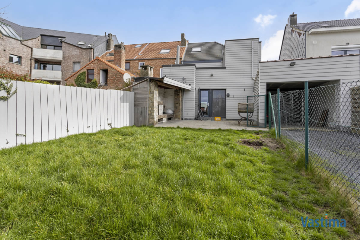 Immo Vastima - Huis Verkocht Asse - Gerenoveerde opbrengsteigendom met 2 appartementen en 4 staanplaatsen