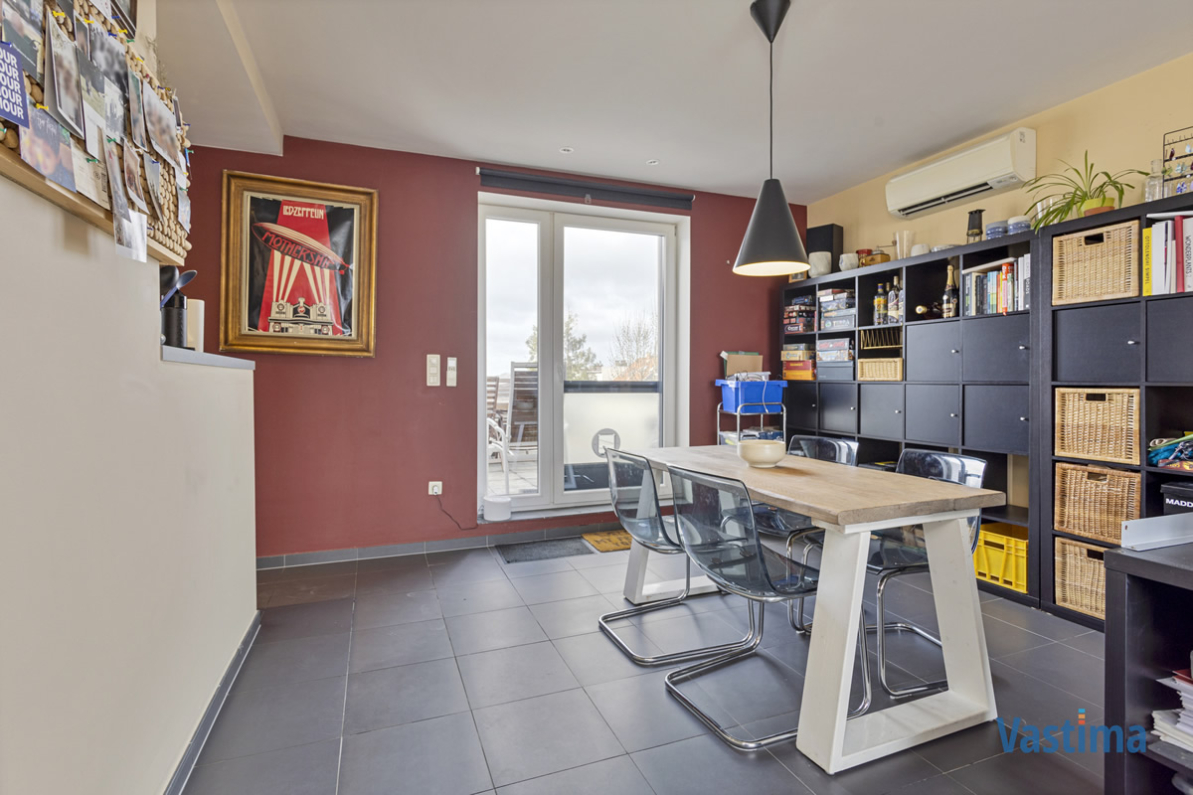 Immo Vastima - Huis Verkocht Asse - Gerenoveerde opbrengsteigendom met 2 appartementen en 4 staanplaatsen