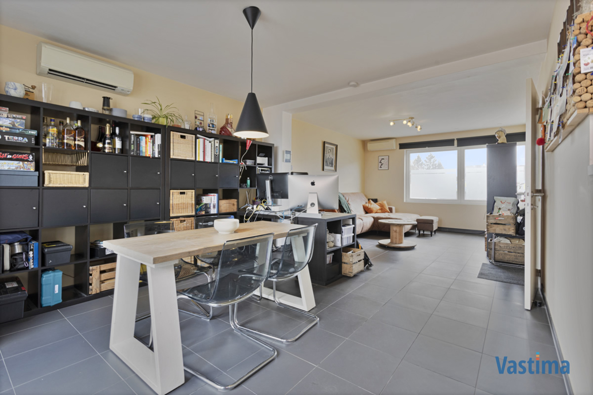 Immo Vastima - Huis Verkocht Asse - Gerenoveerde opbrengsteigendom met 2 appartementen en 4 staanplaatsen
