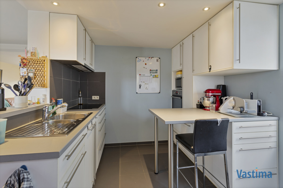 Immo Vastima - Huis Verkocht Asse - Gerenoveerde opbrengsteigendom met 2 appartementen en 4 staanplaatsen