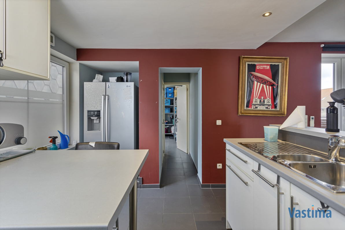 Immo Vastima - Huis Verkocht Asse - Gerenoveerde opbrengsteigendom met 2 appartementen en 4 staanplaatsen