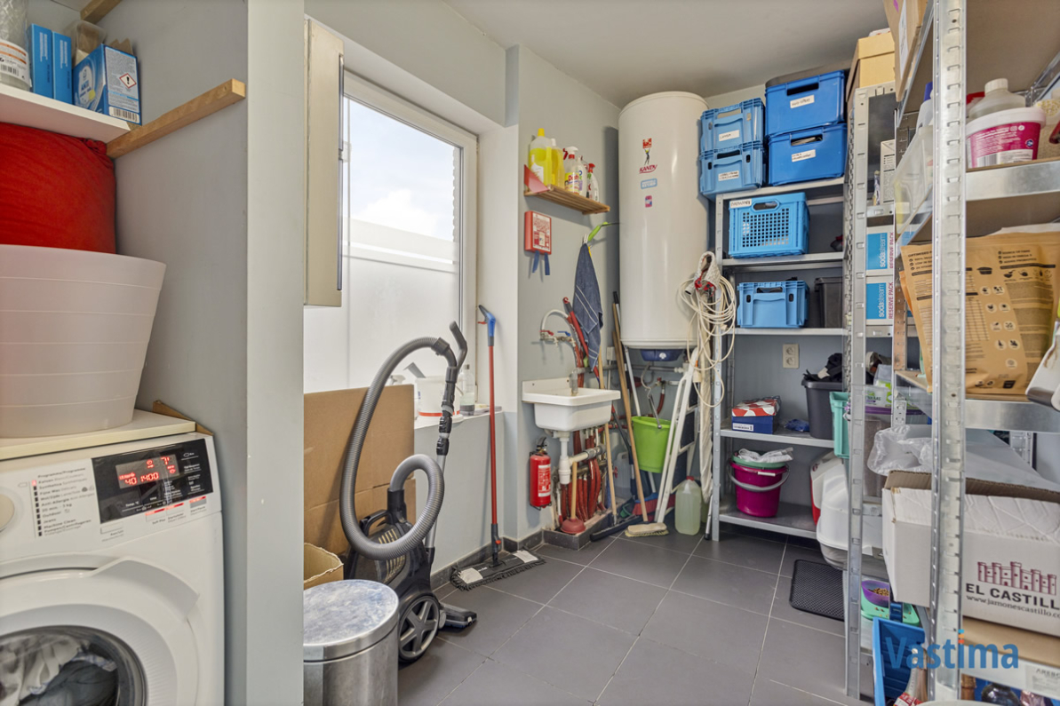 Immo Vastima - Huis Verkocht Asse - Gerenoveerde opbrengsteigendom met 2 appartementen en 4 staanplaatsen