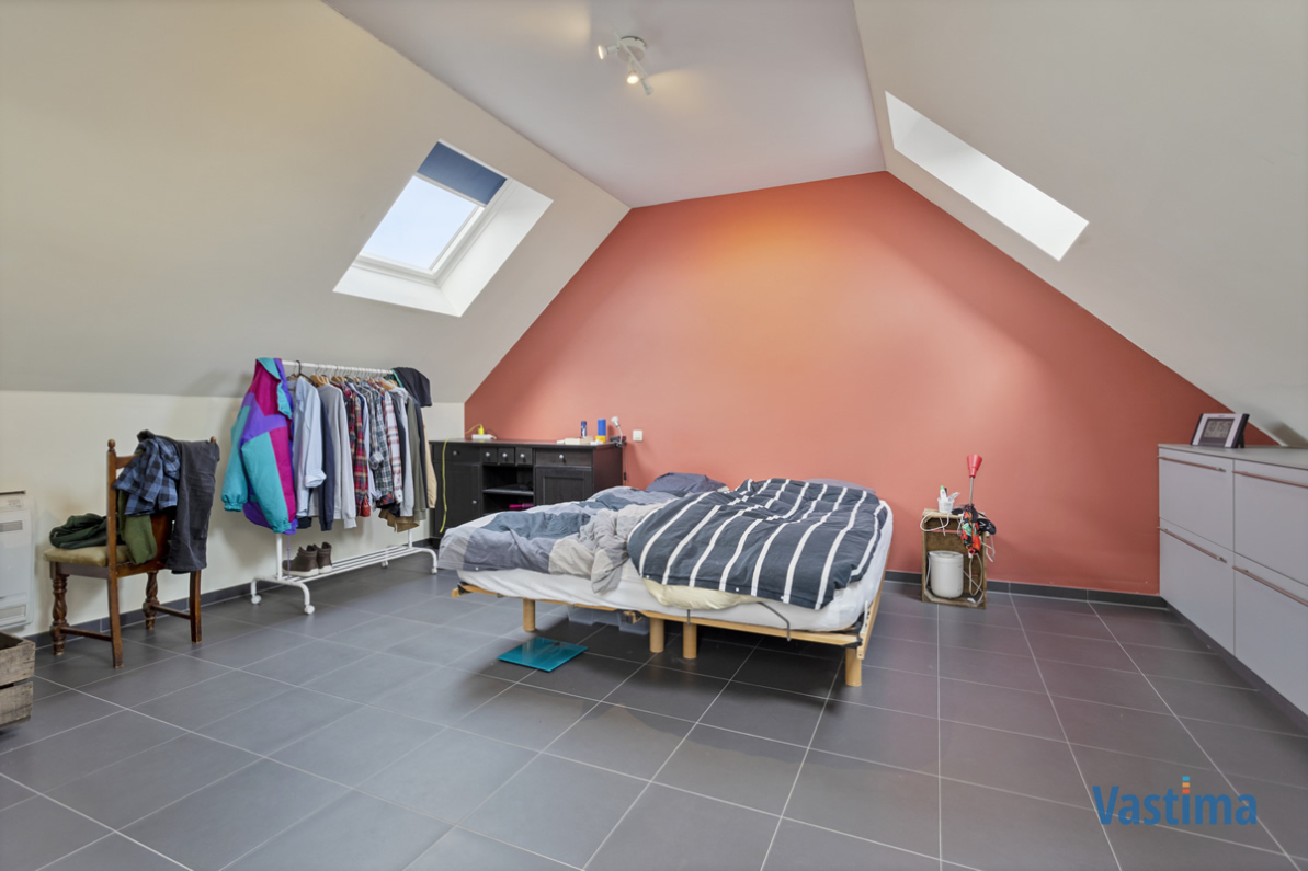 Immo Vastima - Huis Verkocht Asse - Gerenoveerde opbrengsteigendom met 2 appartementen en 4 staanplaatsen