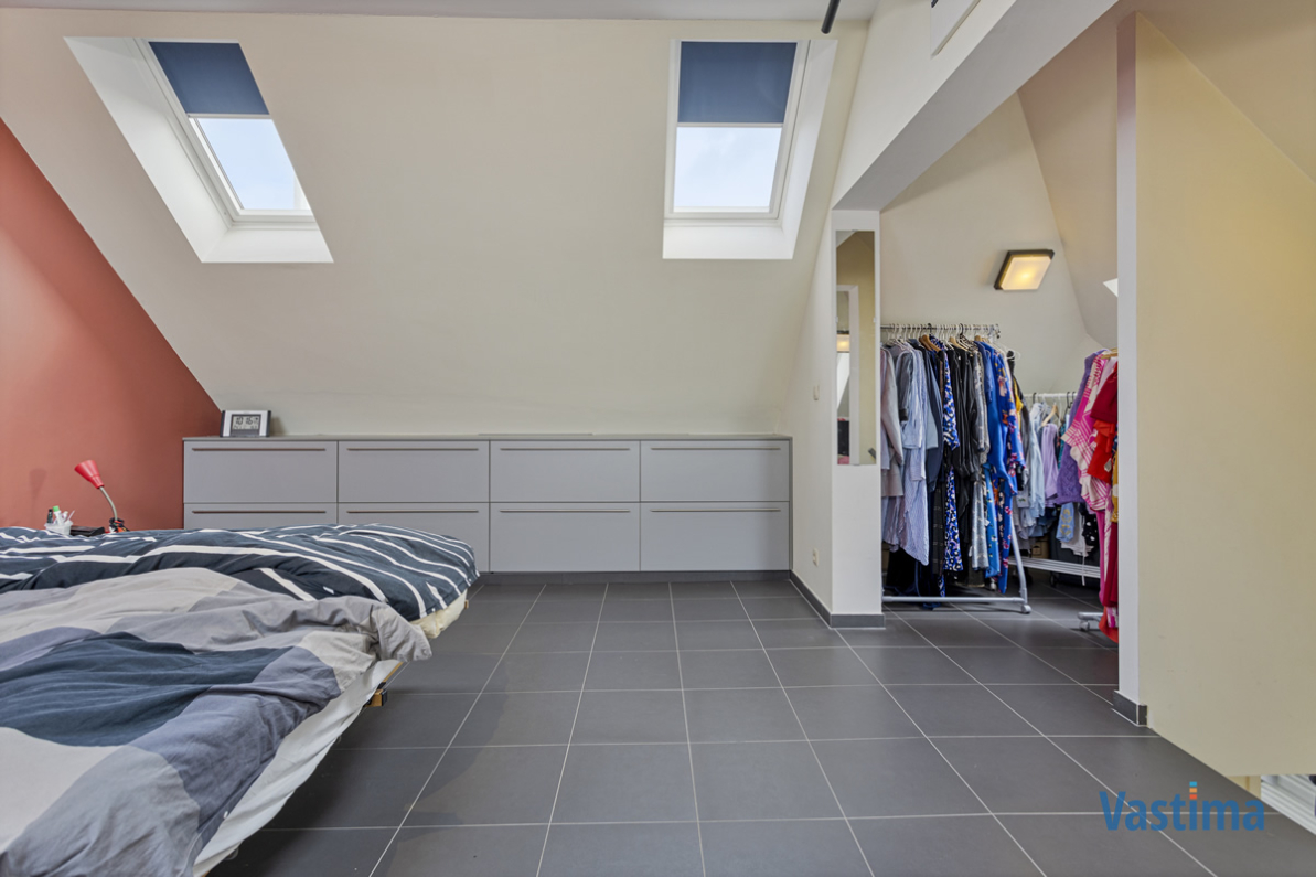 Immo Vastima - Huis Verkocht Asse - Gerenoveerde opbrengsteigendom met 2 appartementen en 4 staanplaatsen