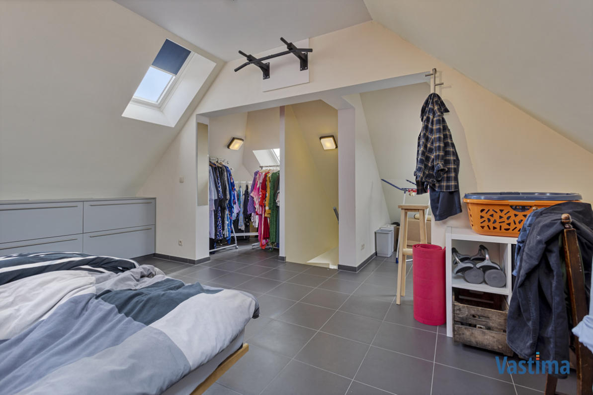 Immo Vastima - Huis Verkocht Asse - Gerenoveerde opbrengsteigendom met 2 appartementen en 4 staanplaatsen