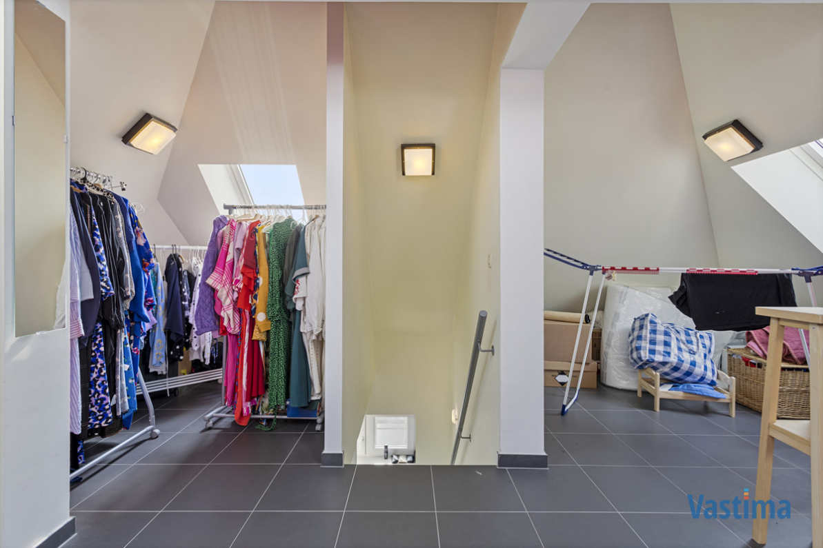 Immo Vastima - Huis Verkocht Asse - Gerenoveerde opbrengsteigendom met 2 appartementen en 4 staanplaatsen