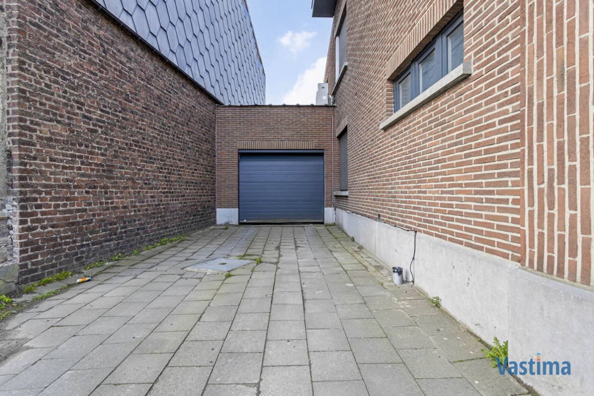 Immo Vastima - Huis Verkocht Asse - Gerenoveerde opbrengsteigendom met 2 appartementen en 4 staanplaatsen