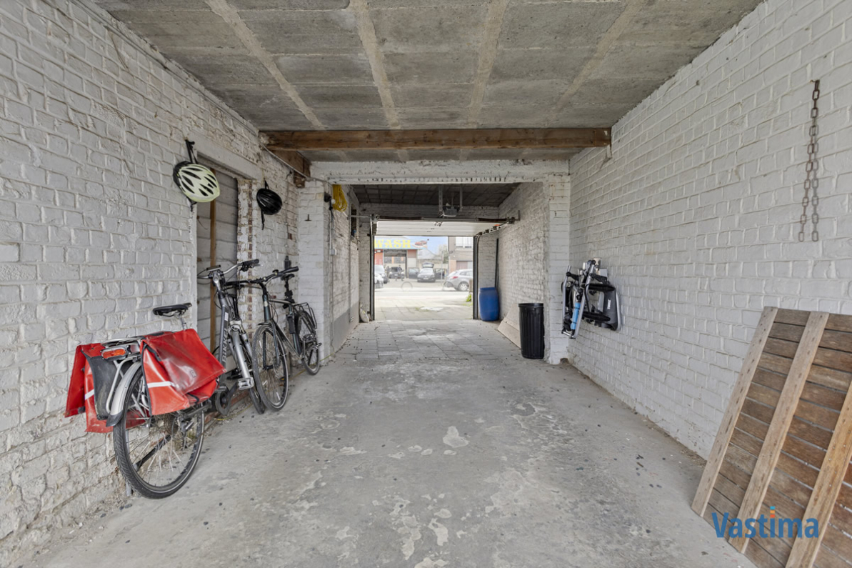 Immo Vastima - Huis Verkocht Asse - Gerenoveerde opbrengsteigendom met 2 appartementen en 4 staanplaatsen