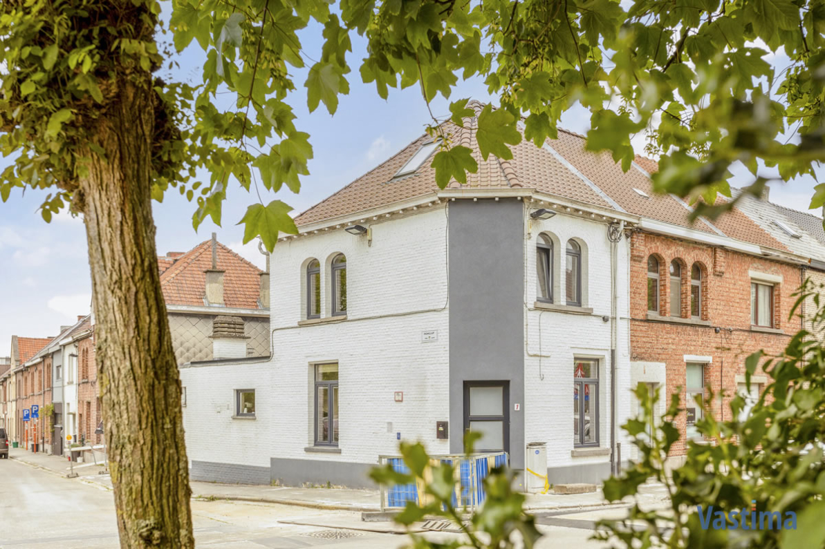 Immo Vastima - Huis Verkocht Aalst - Gerenoveerde starterswoning met 2 à 3 slaapkamers en garage