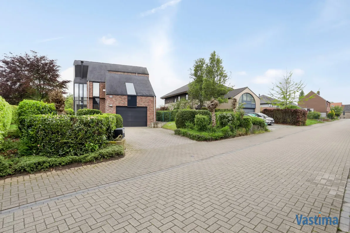 Immo Vastima - Huis Verkocht Asse - Architectenwoning met 3 slaapkamers, zonnepanelen en grote tuin