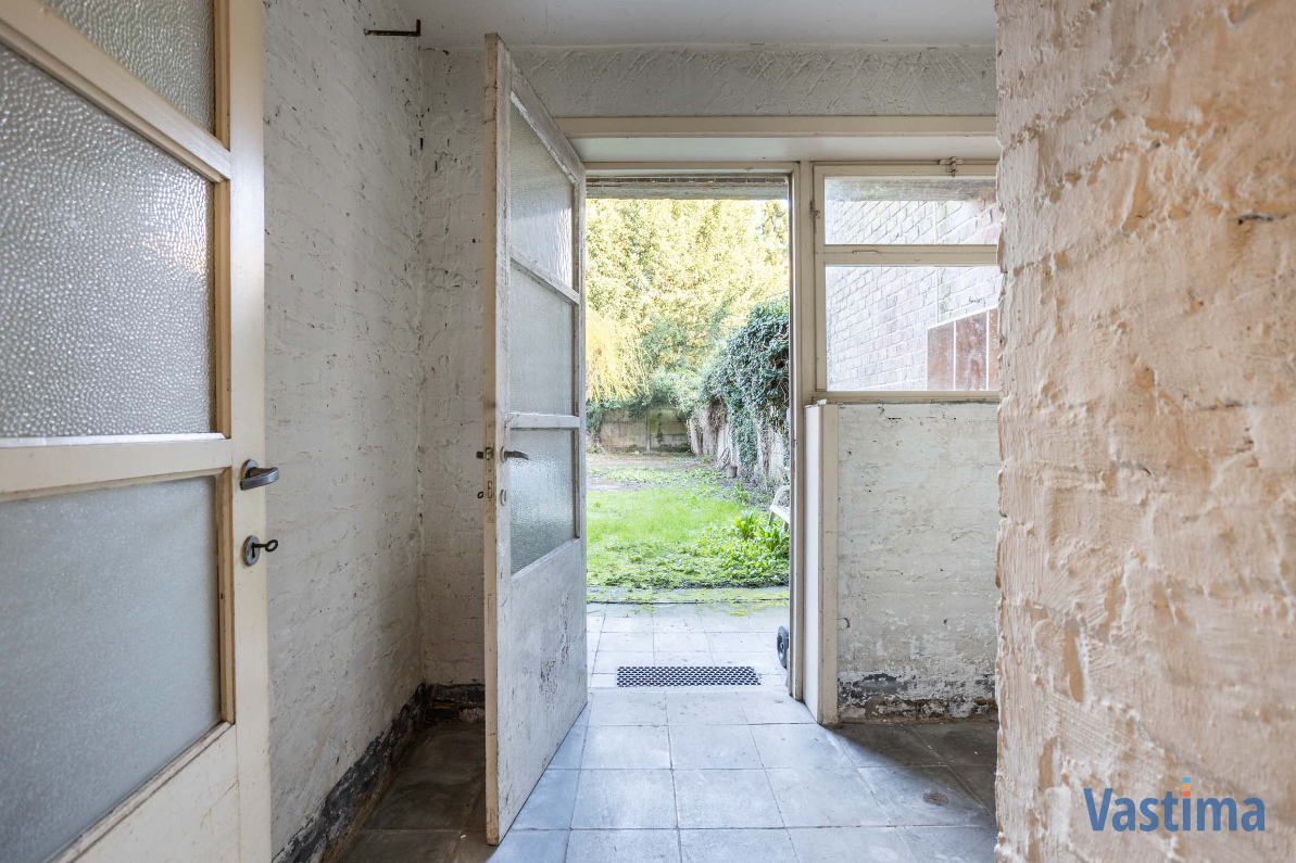 Immo Vastima - Huis Verkocht Aalst - Te renoveren bel-etage met tuin en garage in centrum Aalst