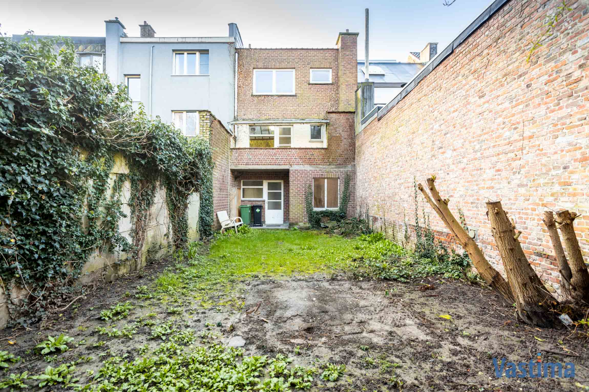 Immo Vastima - Huis Verkocht Aalst - Te renoveren bel-etage met tuin en garage in centrum Aalst