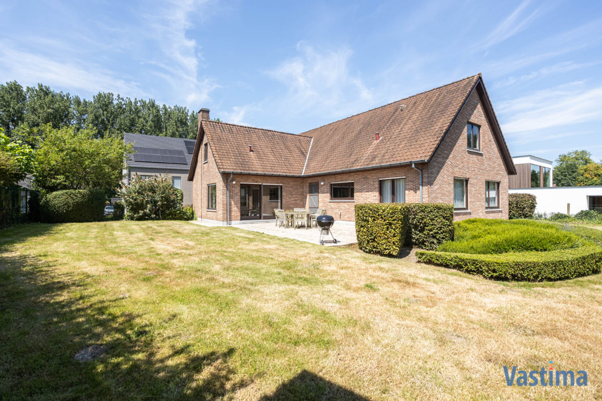 Immo Vastima - Huis Te koop Bambrugge - Bungalow - Villa met dubbele garage en prachtige tuin