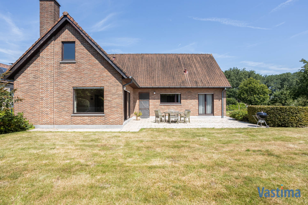 Immo Vastima - Huis Te koop Bambrugge - Bungalow - Villa met dubbele garage en prachtige tuin