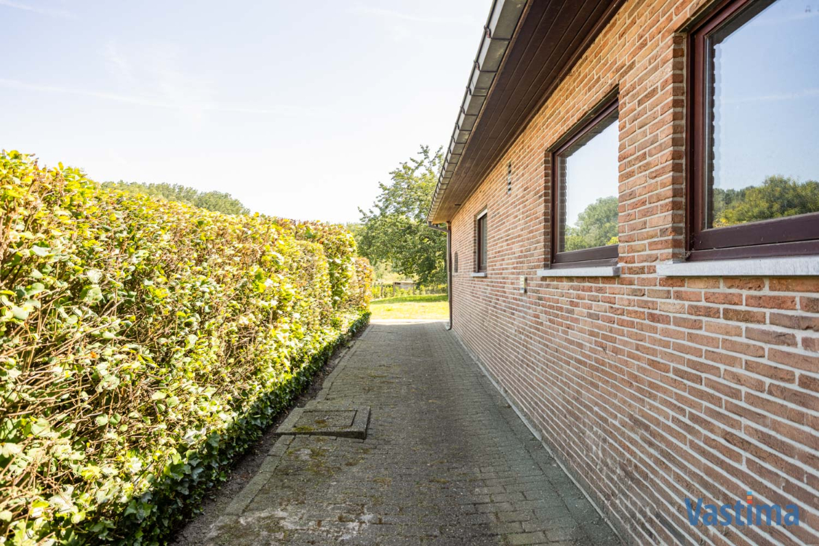 Immo Vastima - Huis Te koop Bambrugge - Bungalow - Villa met dubbele garage en prachtige tuin