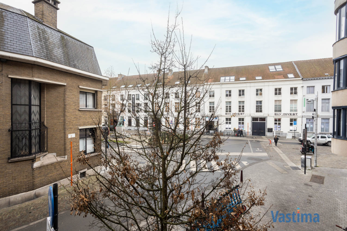 Immo Vastima - Appartement Te koop Aalst - Leefappartement op het Keizersplein met 3 slaapkamers en garage