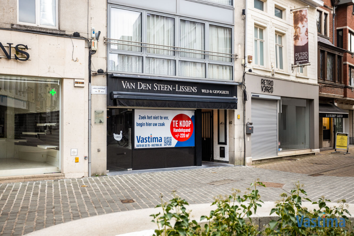 Immo Vastima - Commercieel Te koop Aalst - Handelszaak met ruime werk- en opslagplaats in Aalsterse winkelstraat