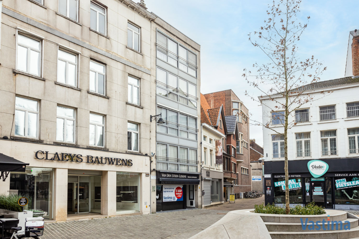 Immo Vastima - Commercieel Te koop Aalst - Handelszaak met ruime werk- en opslagplaats in Aalsterse winkelstraat