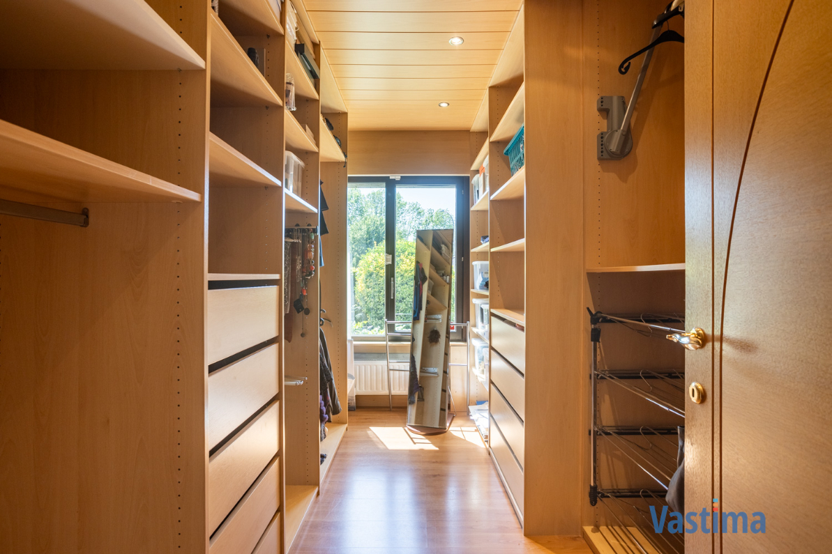 Immo Vastima - Huis Te koop Ternat - Bungalow in een oase van ruimte en rust in het hart van Ternat – ideaal voor gezinnen, kangoeroe wonen of vrij beroeper.