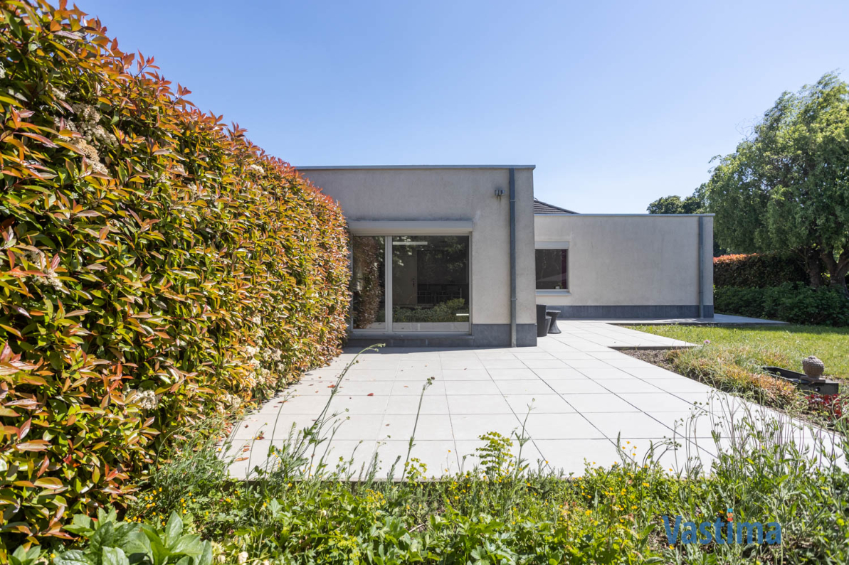 Immo Vastima - Huis Te koop Ternat - Bungalow in een oase van ruimte en rust in het hart van Ternat – ideaal voor gezinnen, kangoeroe wonen of vrij beroeper.