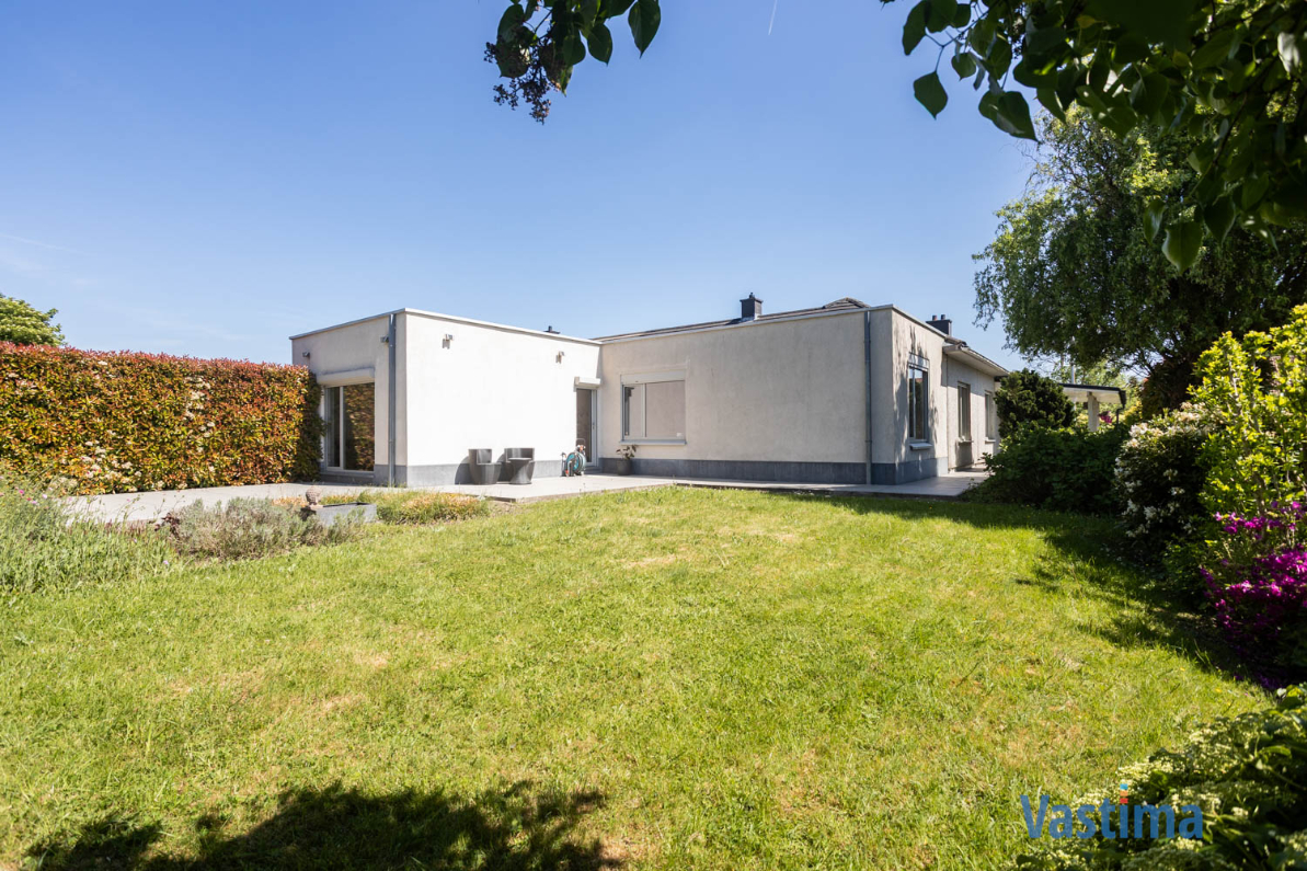 Immo Vastima - Huis Te koop Ternat - Bungalow in een oase van ruimte en rust in het hart van Ternat – ideaal voor gezinnen, kangoeroe wonen of vrij beroeper.