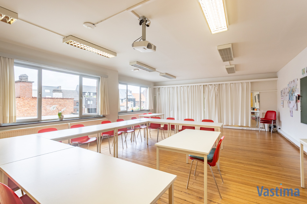 Immo Vastima - Huis Te koop Aalst - Uniek pand in hartje Aalst – voormalige school met tal van mogelijkheden
