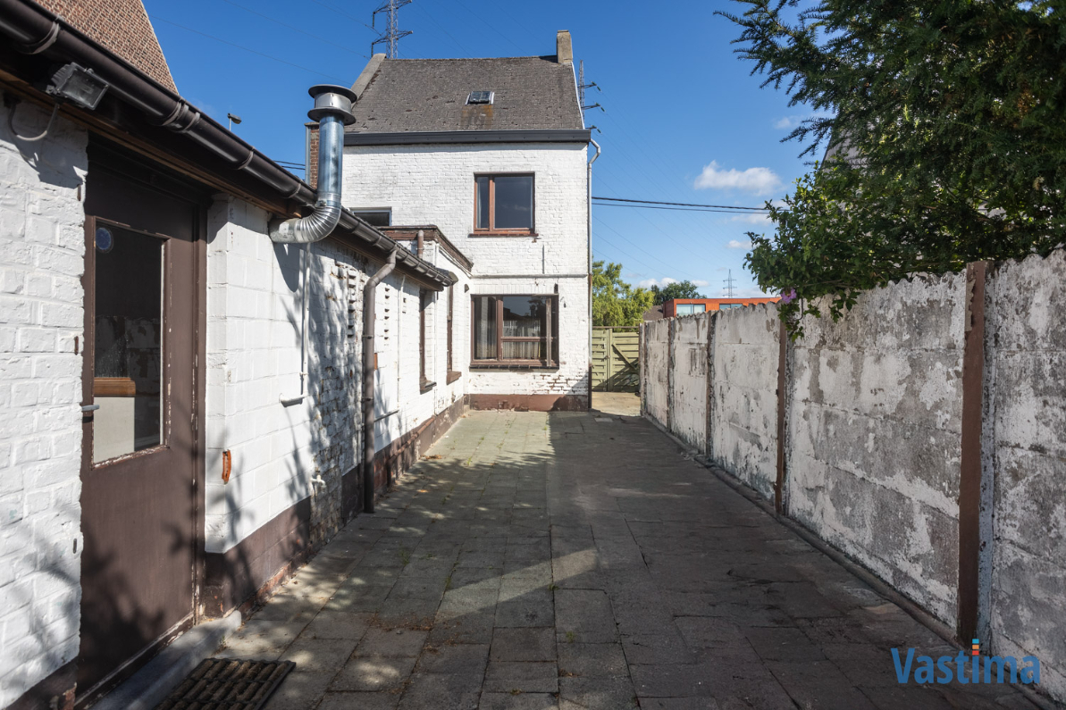 Immo Vastima - Huis Te koop Erembodegem - Renovatiewoning met aanpalende bouwgrond nabij centrum Erembodegem