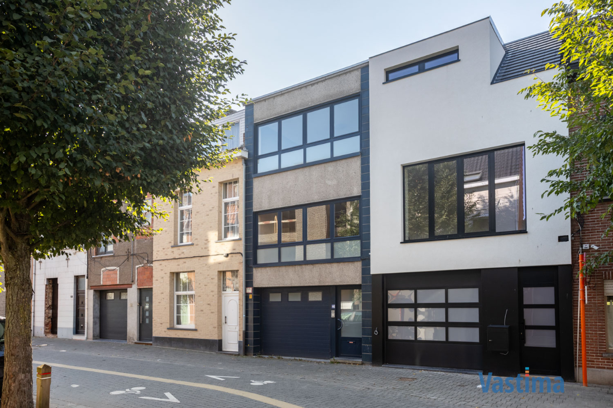 Immo Vastima - Huis Te koop Aalst - Solide rijwoning met garage en tuin in het hart van Aalst