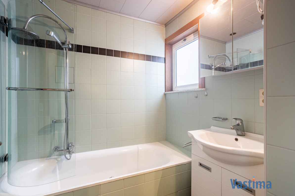 Immo Vastima - Huis Te koop Aalst - Solide rijwoning met garage en tuin in het hart van Aalst