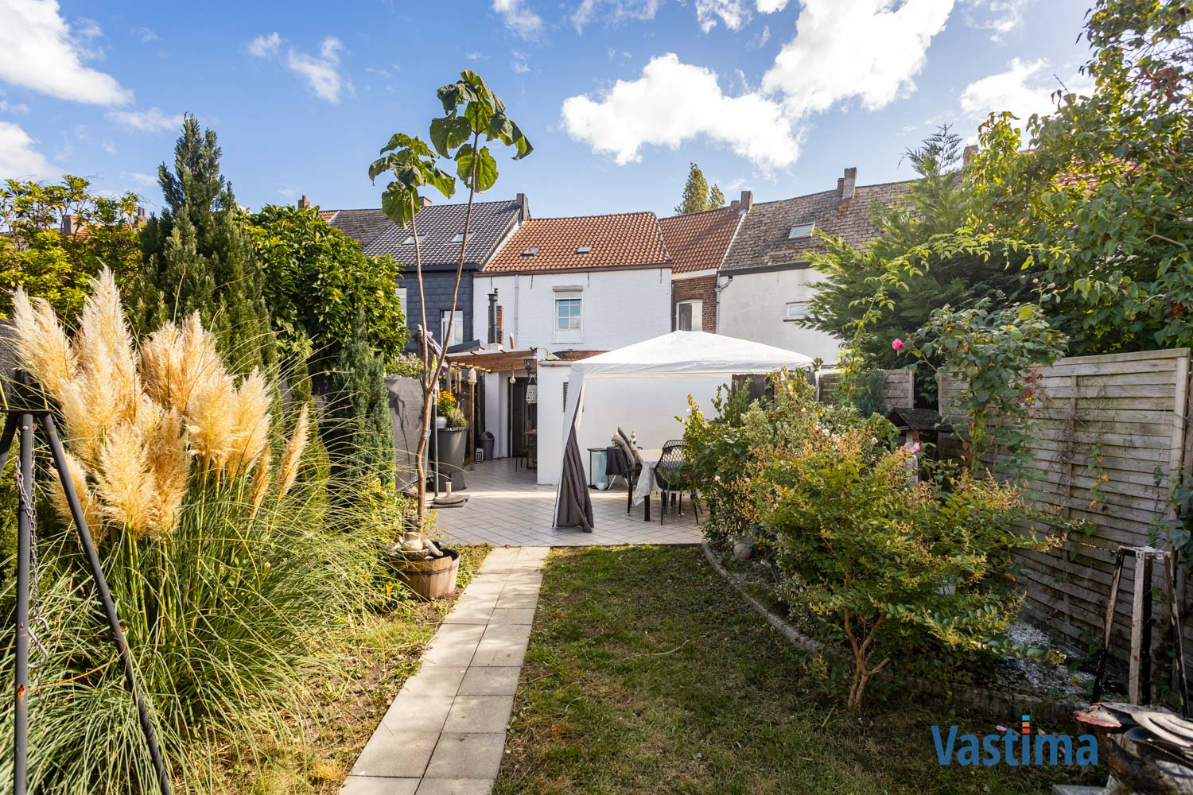 Immo Vastima - Huis Te koop Aalst - Licht op te frissen gezins- of starterswoning met tuin in Aalst
