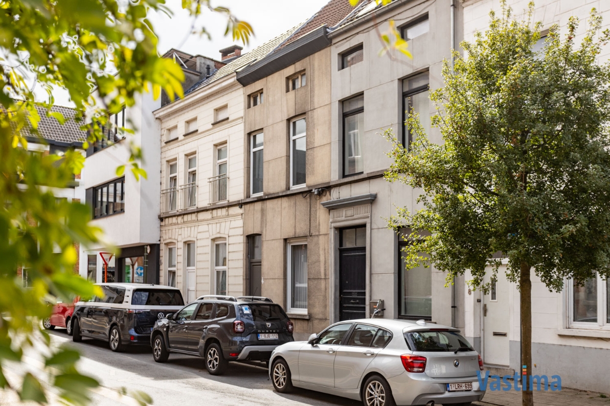 Immo Vastima - Huis Te koop Aalst - Charmante stadswoning met koer in het hart van de stad