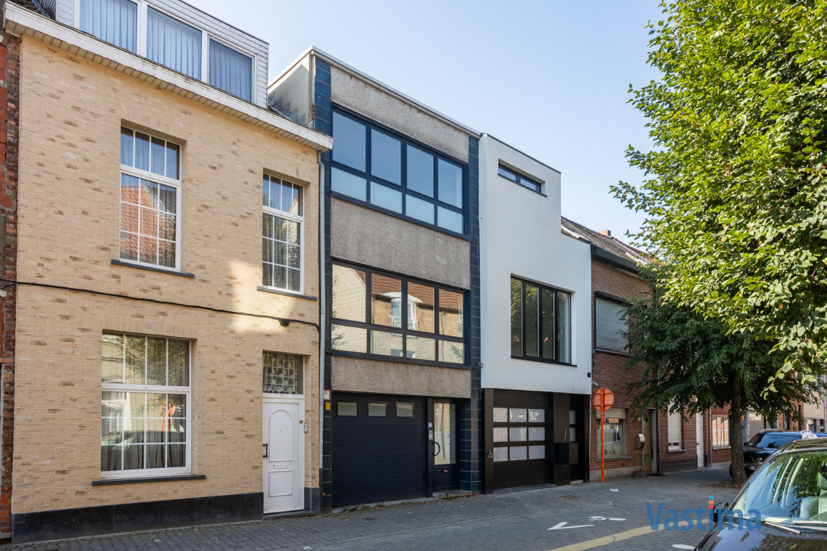 Immo Vastima - Huis Te koop Aalst - Solide rijwoning met garage en tuin in het hart van Aalst