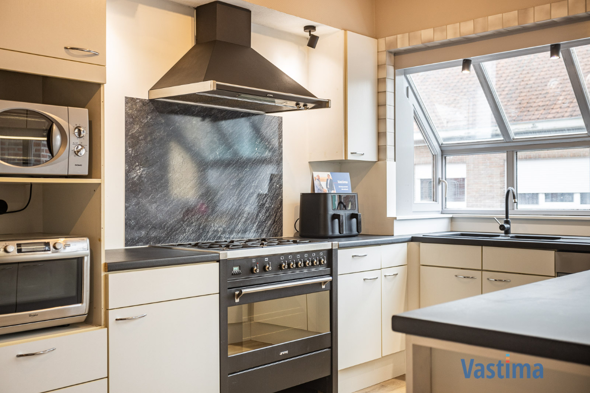 Immo Vastima - Huis Te koop Erembodegem - Instapklare architectenwoning met 4 slaapkamers, tuin en garage nabij centrum Erembodegem