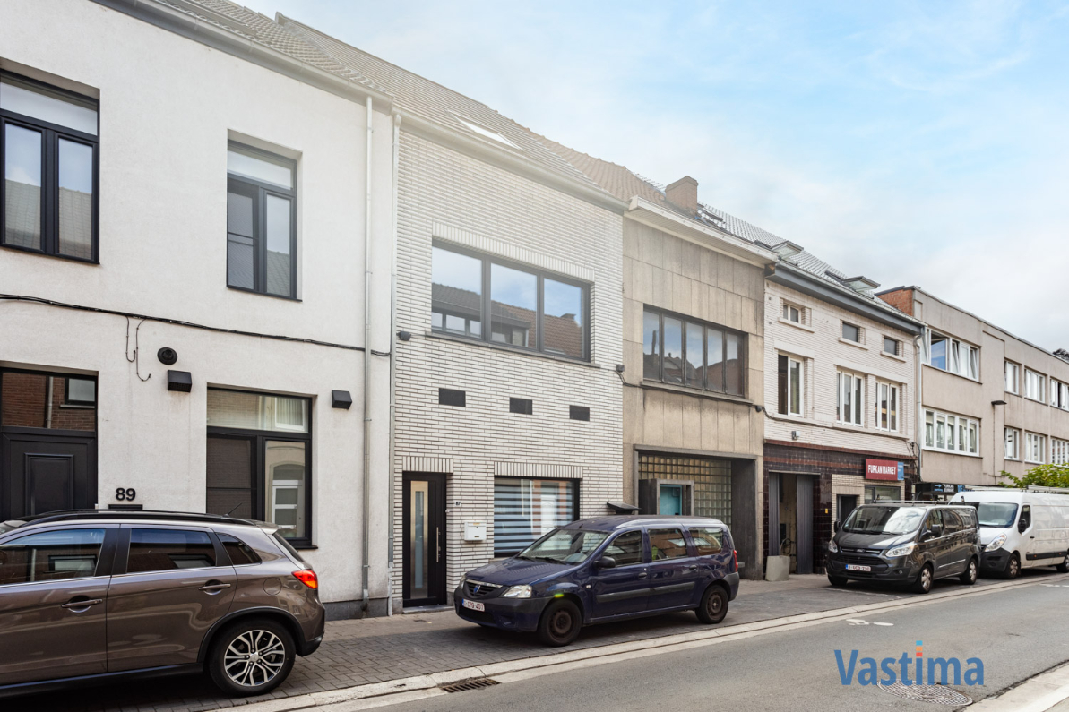 Immo Vastima - Huis Te koop Aalst - Volledig gerenoveerde rijwoning met 3 slaapkamers nabij centrum Aalst