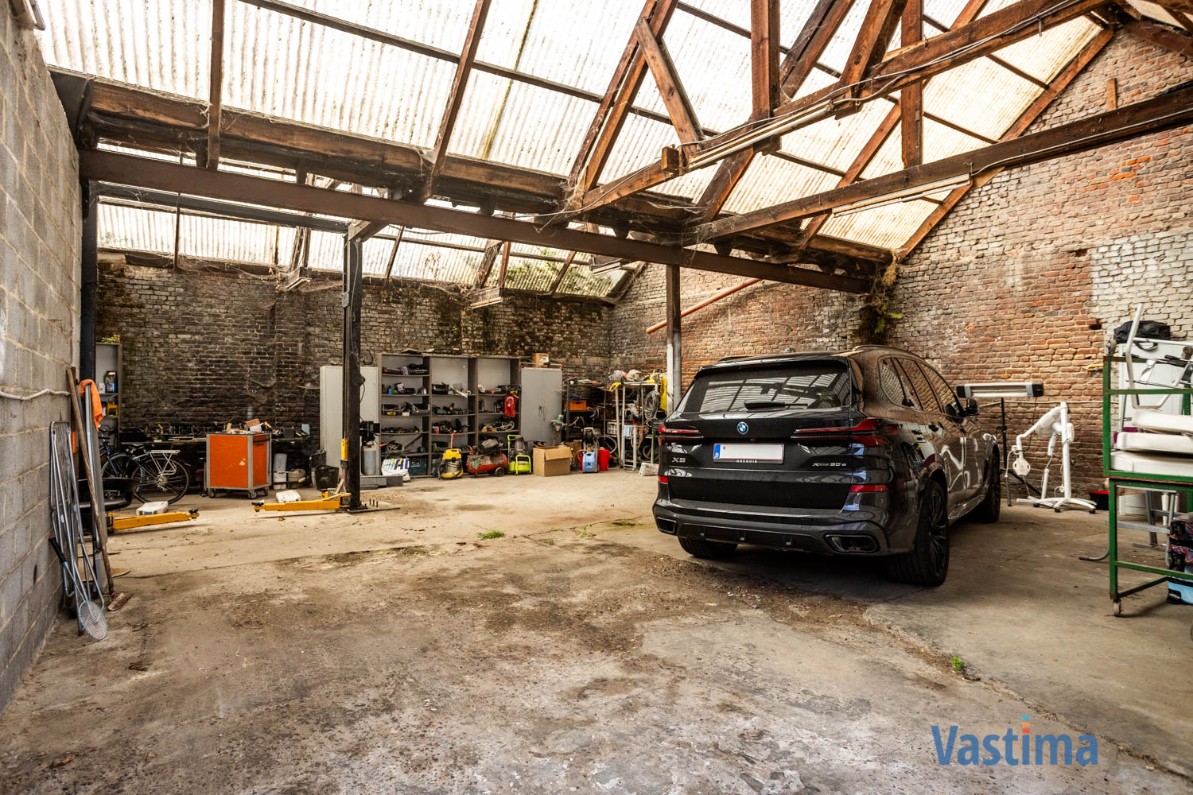 Immo Vastima - Huis Te koop Aalst - Twee aanpalende woningen met loods nabij centrum Aalst – ideaal voor wonen, werken of project