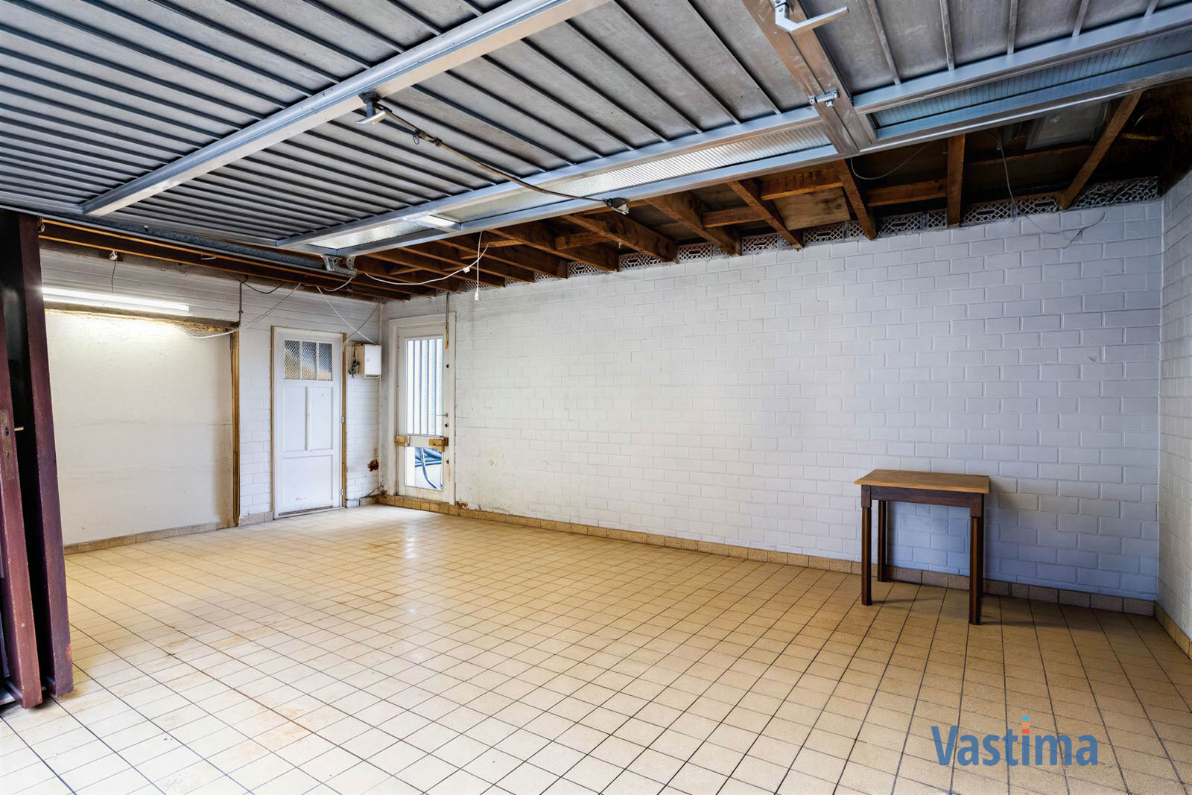 Immo Vastima - Commercieel Te koop Erembodegem - Handelswoning met garage en buitenruimte