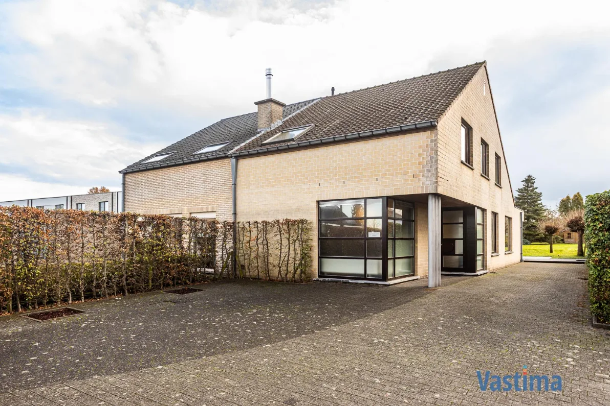 Immo Vastima - Huis Verkocht Lede - Ruime halfopen gezinswoning met praktijkruimte en tuin