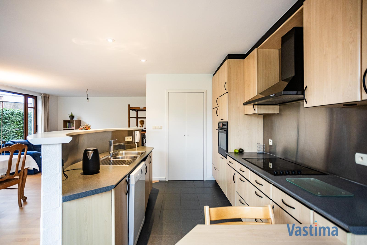 Immo Vastima - Huis Te koop Lede - Ruime halfopen gezinswoning met praktijkruimte en tuin