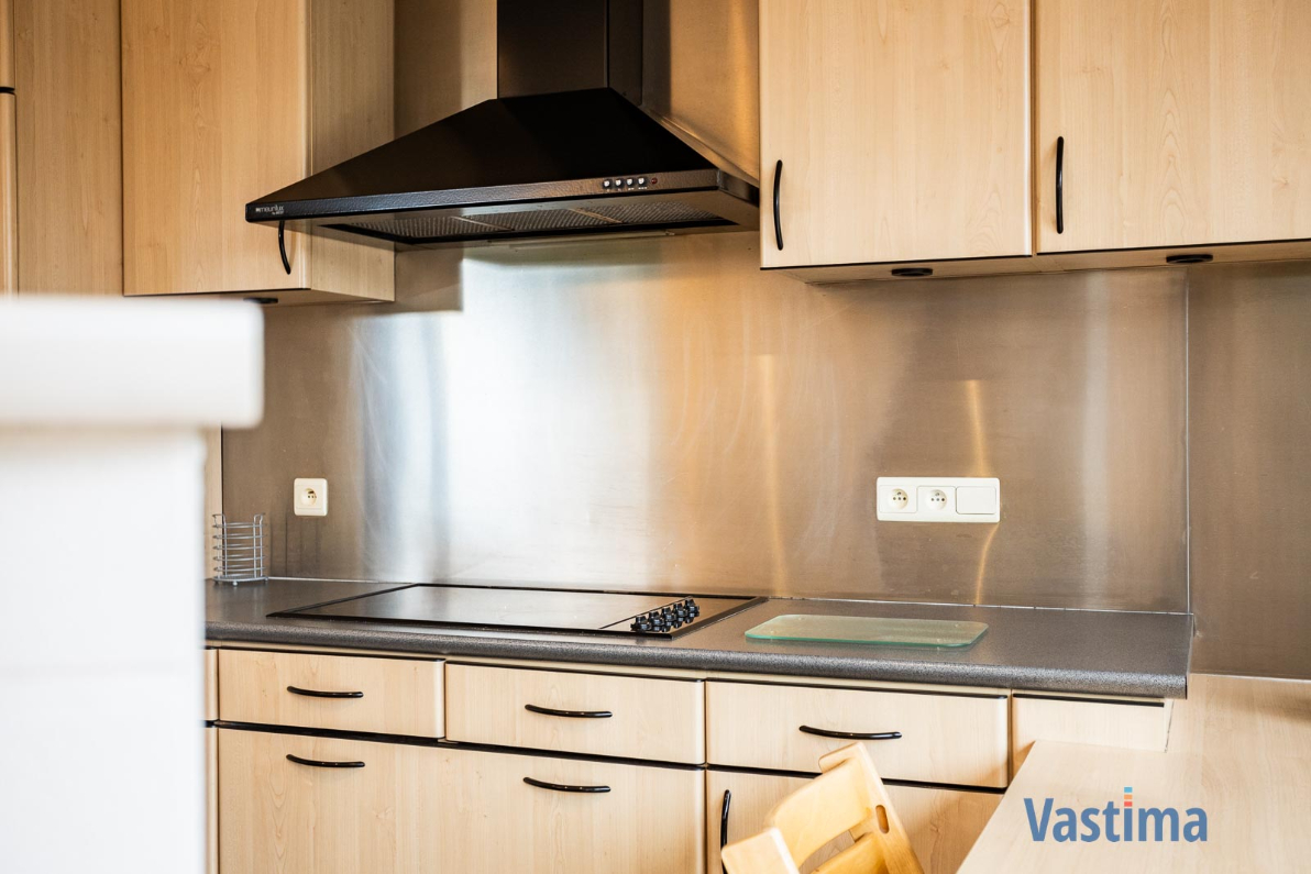 Immo Vastima - Huis Te koop Lede - Ruime halfopen gezinswoning met praktijkruimte en tuin