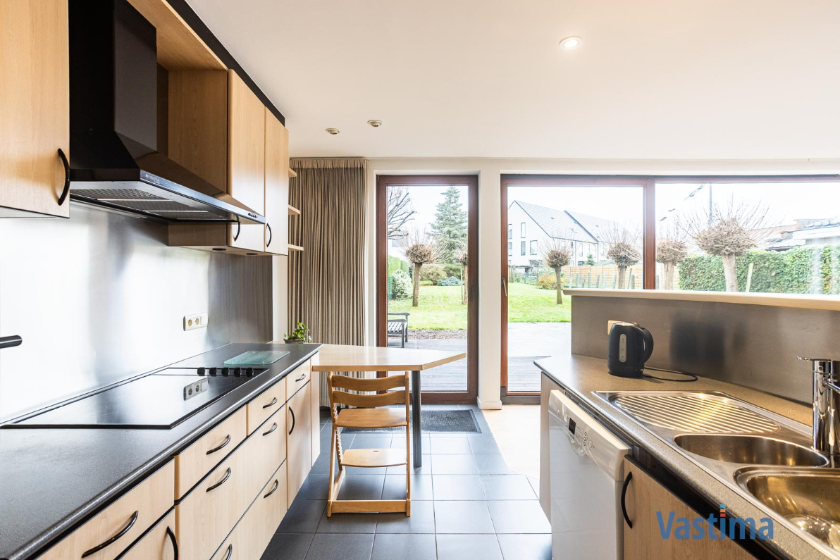 Immo Vastima - Huis Te koop Lede - Ruime halfopen gezinswoning met praktijkruimte en tuin