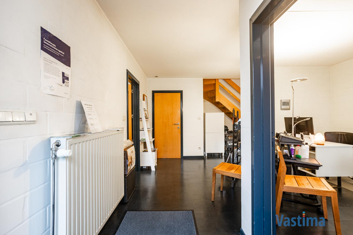 Immo Vastima - Huis Te koop Lede - Ruime halfopen gezinswoning met praktijkruimte en tuin