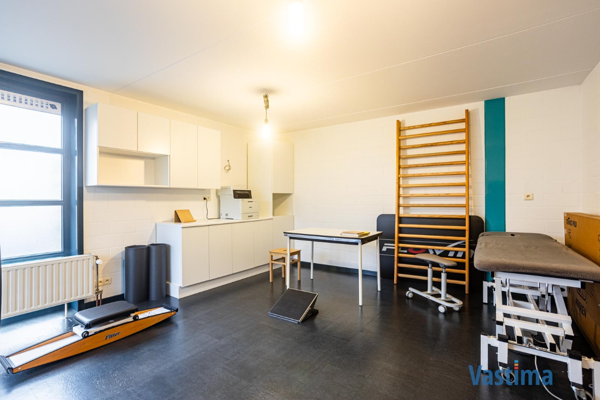 Immo Vastima - Huis Te koop Lede - Ruime halfopen gezinswoning met praktijkruimte en tuin