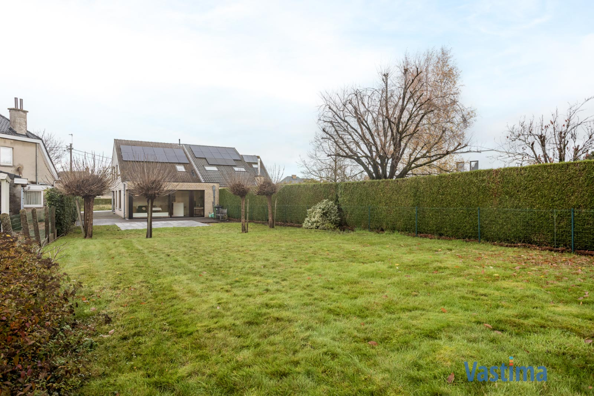 Immo Vastima - Huis Te koop Lede - Ruime halfopen gezinswoning met praktijkruimte en tuin